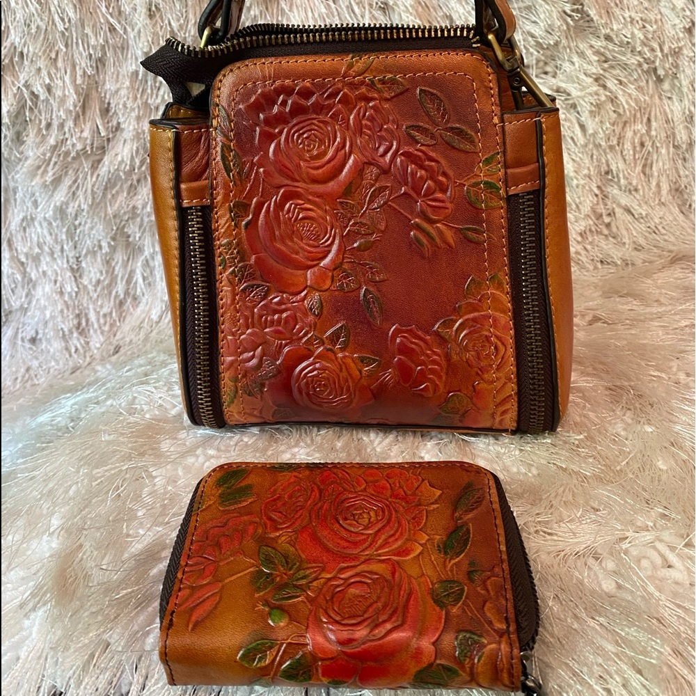 💥SALE‼️Cute Little Embossed Design Purse